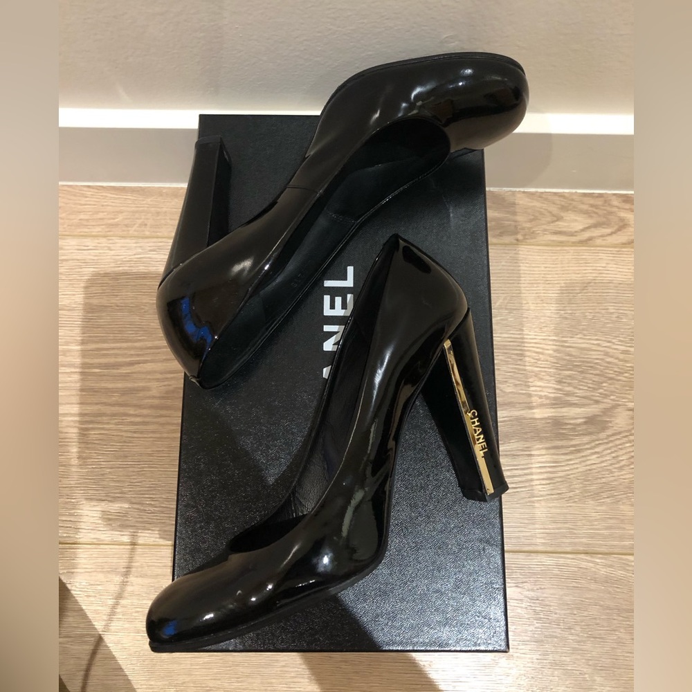 Chanel Black Patent Leather Pump - Picture 3 of 12
